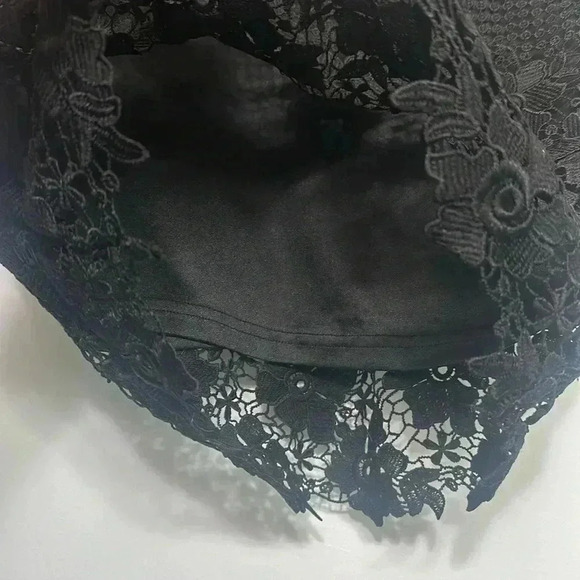 🌹 Lucy Paris Black Floral Lace Crop Top – Parisian Chic Style (Size M) - Picture 4 of 10